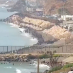 Miles de marroquíes cruzan frontera hacia España sin control policial.