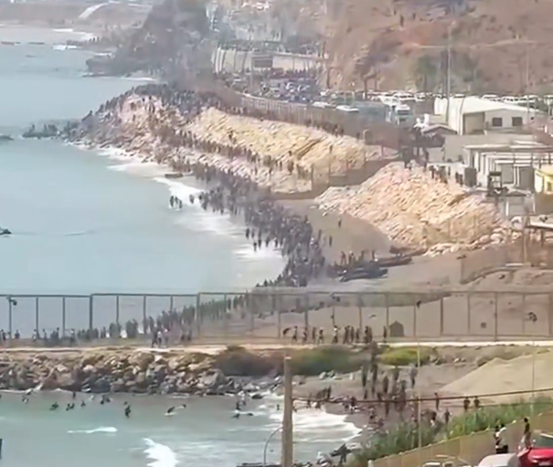 Miles de marroquíes cruzan frontera hacia España sin control policial.