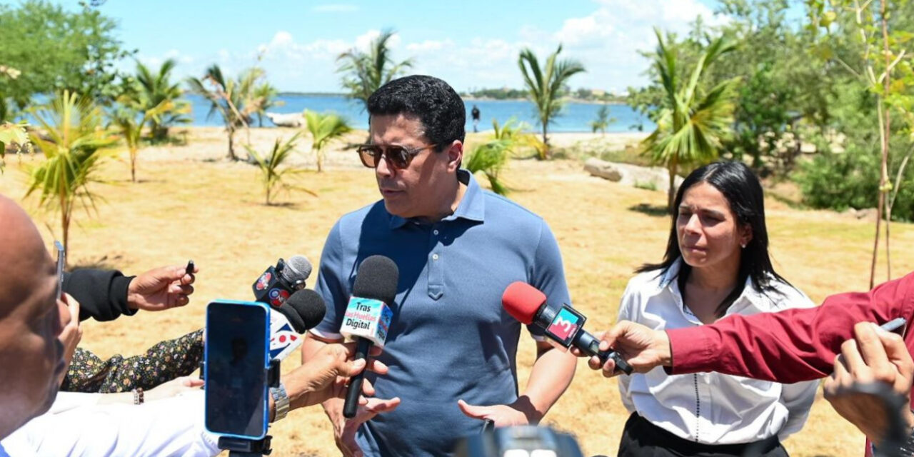 Ministro de Turismo, David Collado supervisa intervención en playa El Faro de San Pedro de Macorís