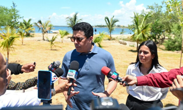 Ministro de Turismo, David Collado supervisa intervención en playa El Faro de San Pedro de Macorís