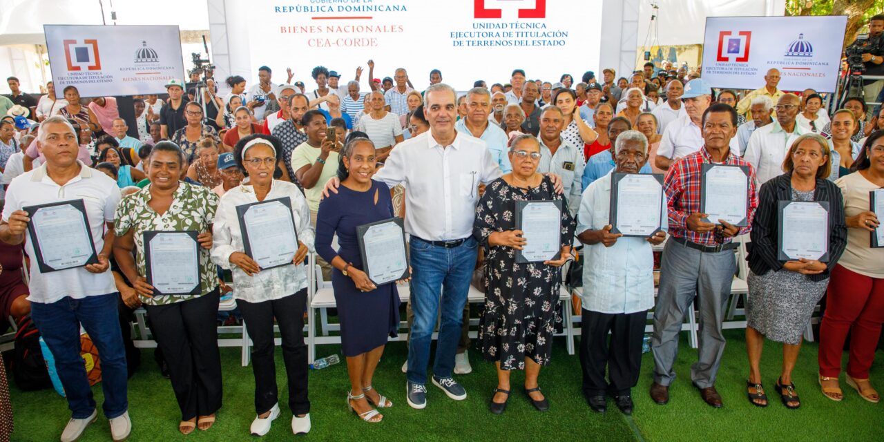 Presidente Abinader entrega 1,000 títulos de propiedad que garantizan seguridad jurídica a más de 4,000 personas en Los Frailes de Santo Domingo Este