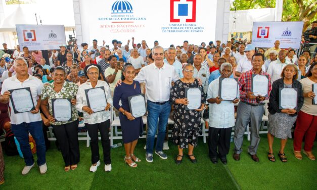Presidente Abinader entrega 1,000 títulos de propiedad que garantizan seguridad jurídica a más de 4,000 personas en Los Frailes de Santo Domingo Este