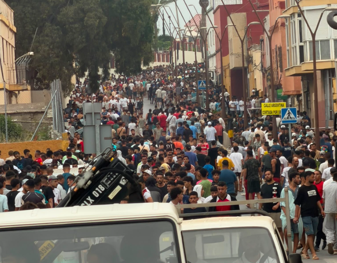 60.000 personas cruzan a Ceuta España desde Marruecos, se reportan 41 muertos
