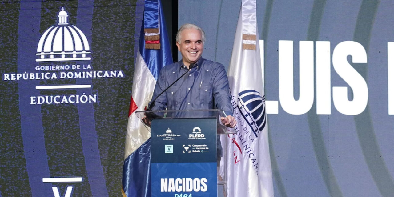 Ministro Luis Miguel De Camps destaca el debate escolar como herramienta para formar ciudadanos críticos y fortalecer la democracia