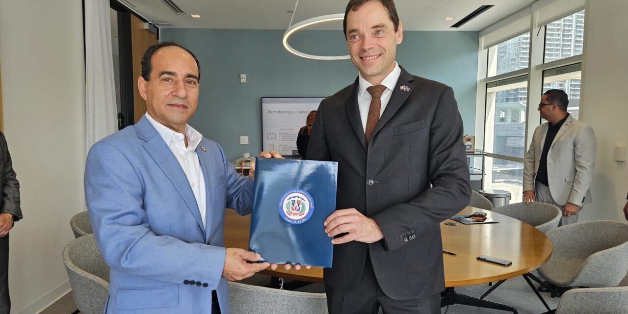Consulado RD en Miami y Broward International University suscriben convenio educativo aportan 150 becas estudios superiores