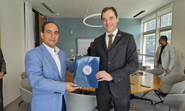 Consulado RD en Miami y Broward International University suscriben convenio educativo aportan 150 becas estudios superiores