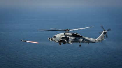 El ejército estadounidense abre fuego contra un barco que intenta romper el bloqueo en Irán