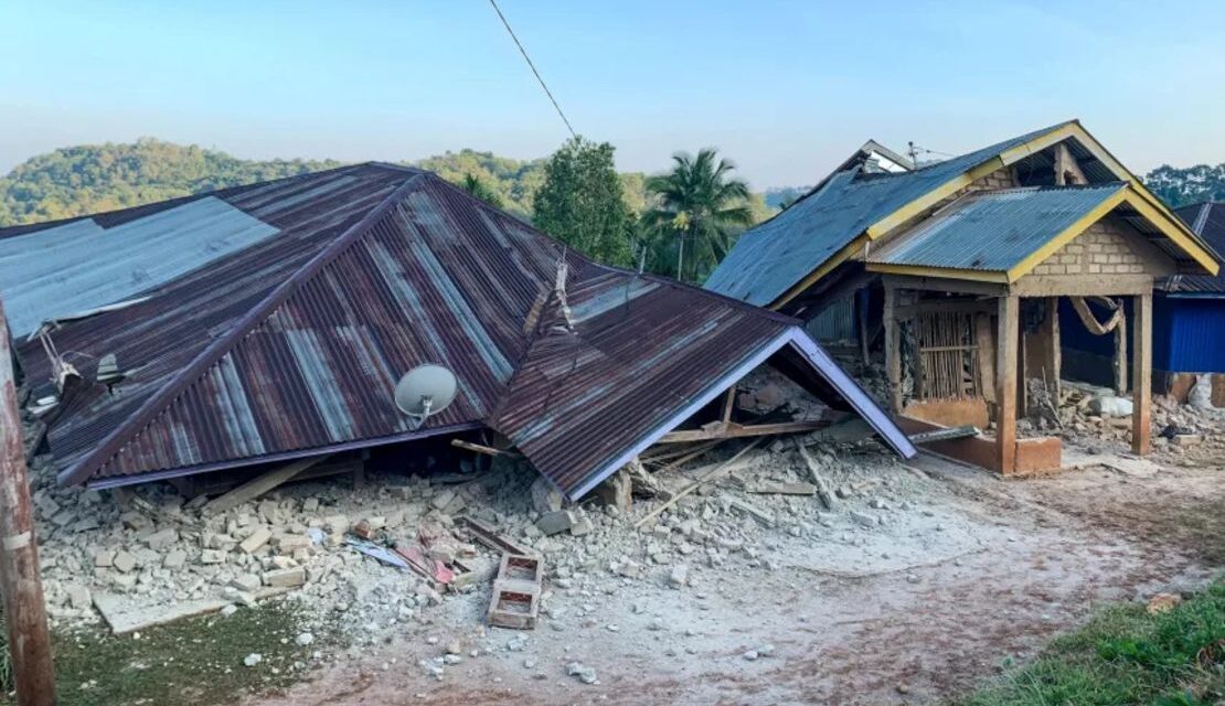 Indonesia despierta con un potente terremoto de 7.7: qué se sabe del sismo y el riesgo de tsunami