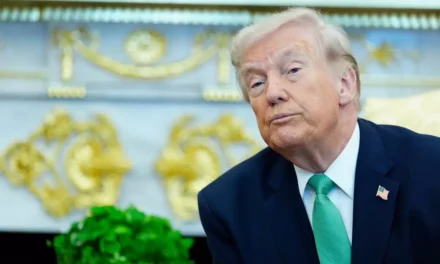 Trump: Estados Unidos tiene control total sobre el Estrecho de Ormuz
