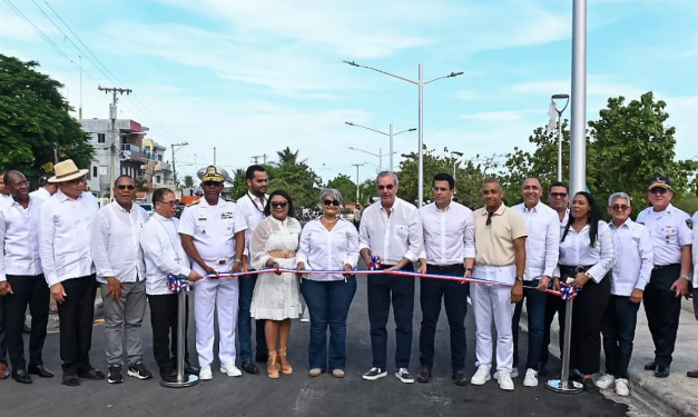 Presidente Luis Abinader y ministro David Collado entregan remozada playa El Faro en San Pedro de Macorís