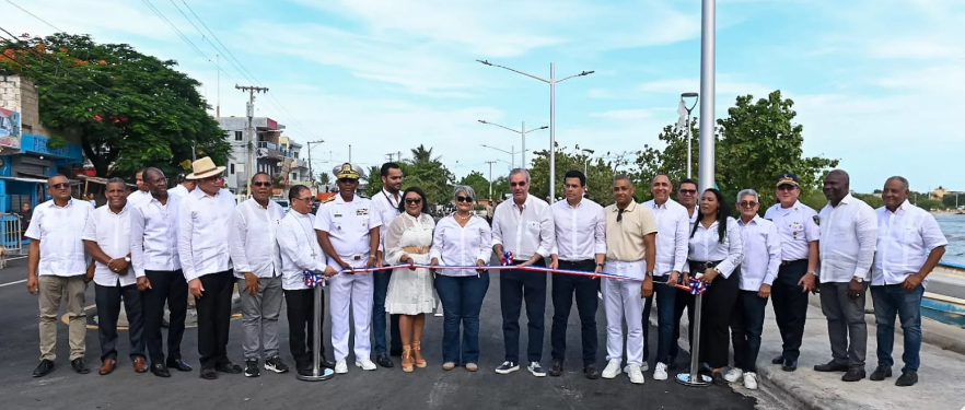 Presidente Luis Abinader y ministro David Collado entregan remozada playa El Faro en San Pedro de Macorís