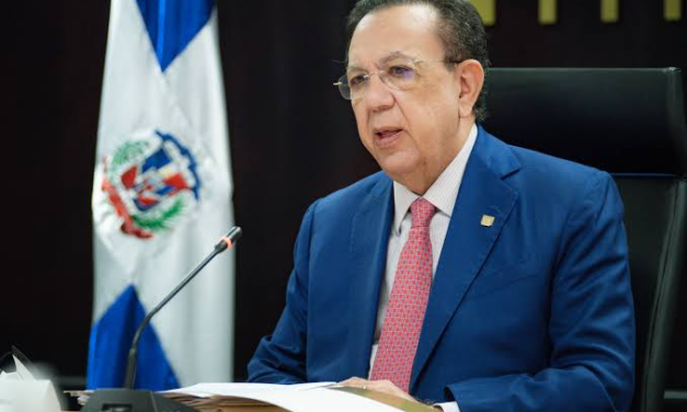 Presidente Luis Abinader confirma a Héctor Valdez Albizu y Clarissa de la Rocha al frente del Banco Central
