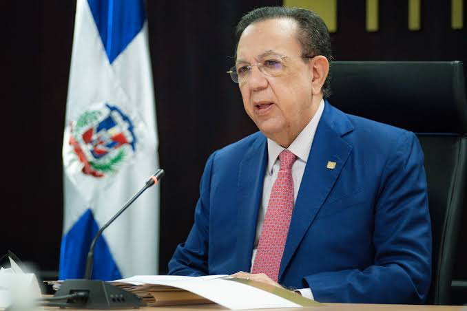 Presidente Luis Abinader confirma a Héctor Valdez Albizu y Clarissa de la Rocha al frente del Banco Central