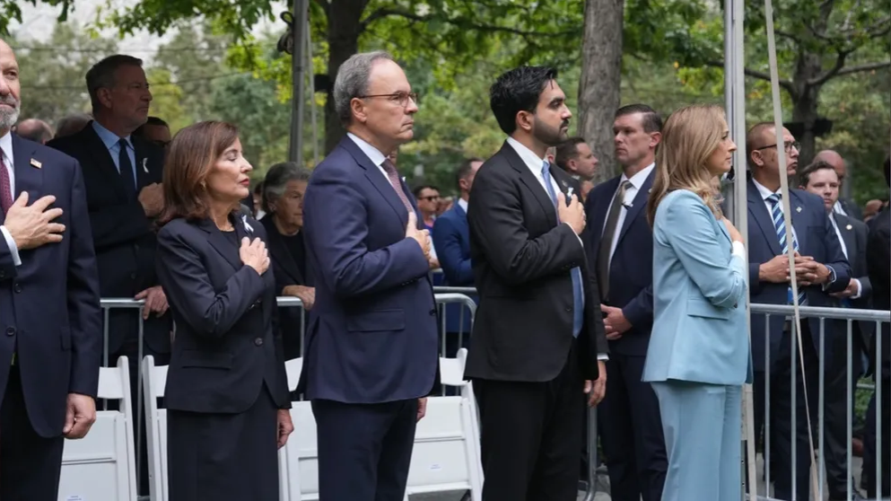 Nueva York celebra 25 años desde el 11-S, Mamdani asiste a pesar de las críticas.