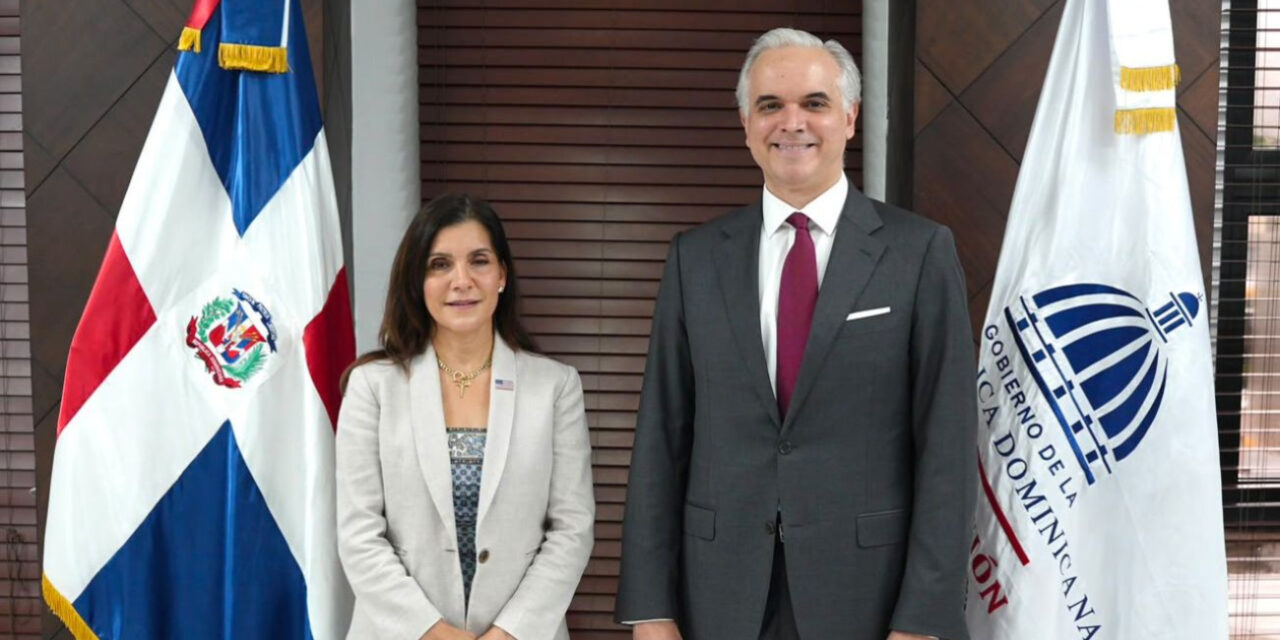 Ministro de Educación, Luis Miguel De Camps recibe visita de embajadora de Estados Unidos y abordan áreas de cooperación