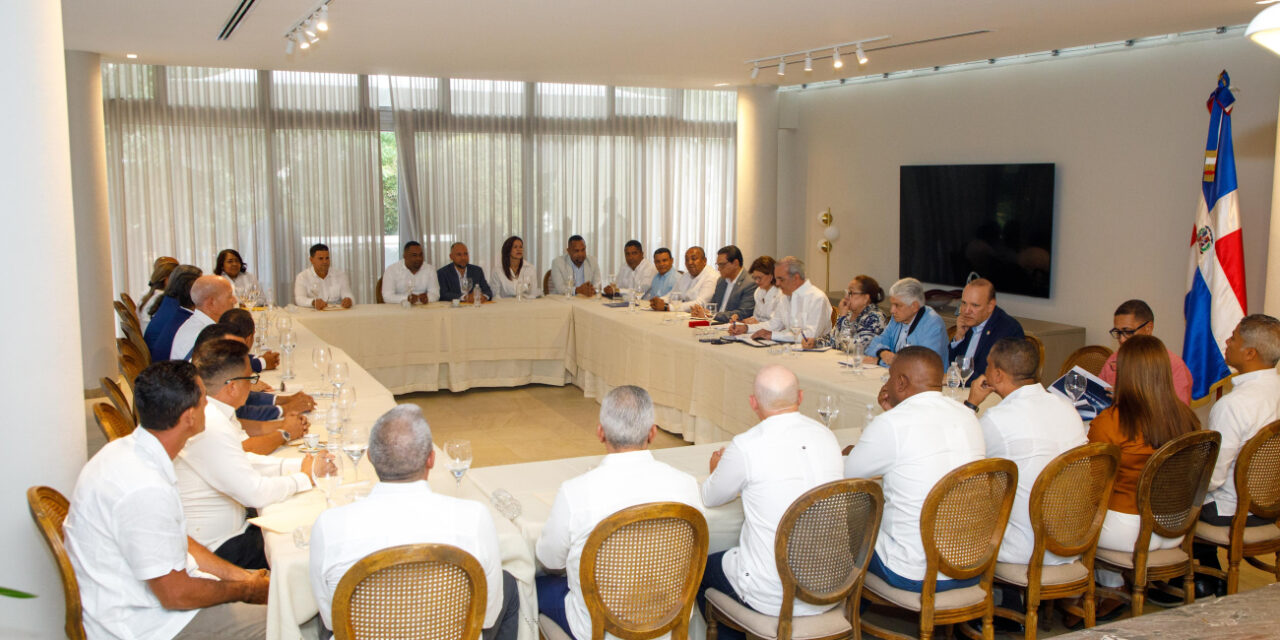 Presidente Abinader, en su segundo día de trabajo en Santiago, se reúne con Aprocovici, Amaprosan y Compromiso Santiago, además de otros importantes sectores
