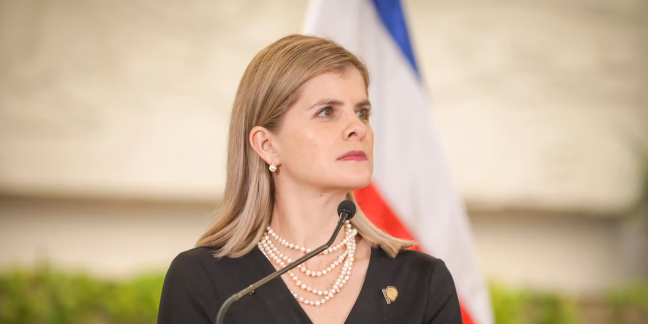 La presidenta de Costa Rica destituye a su canciller por no avisarla de una reunión del Escudo de las Américas