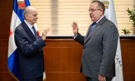 Ministro Magín Díaz juramenta a Quico Tabar como nuevo director general transitorio de Juegos de Azar
