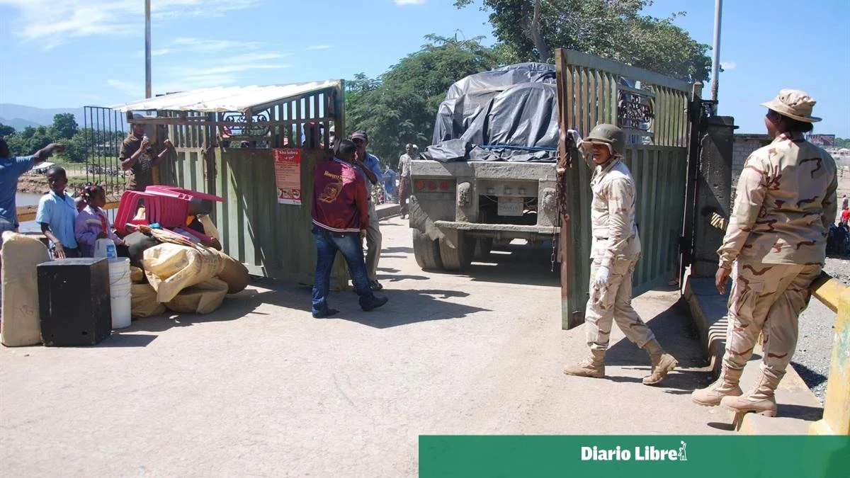 Mercancías dominicanas con destino a Haití en un cruce fronterizo