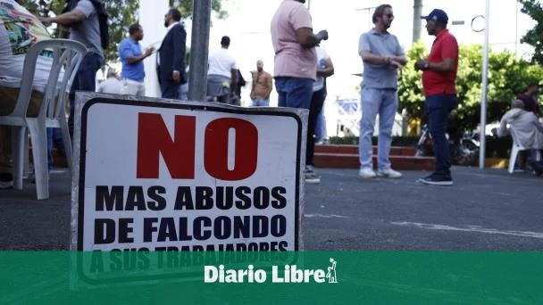 Trabajadores de Falcondo durante una protesta en Bonao por pagos pendientes
